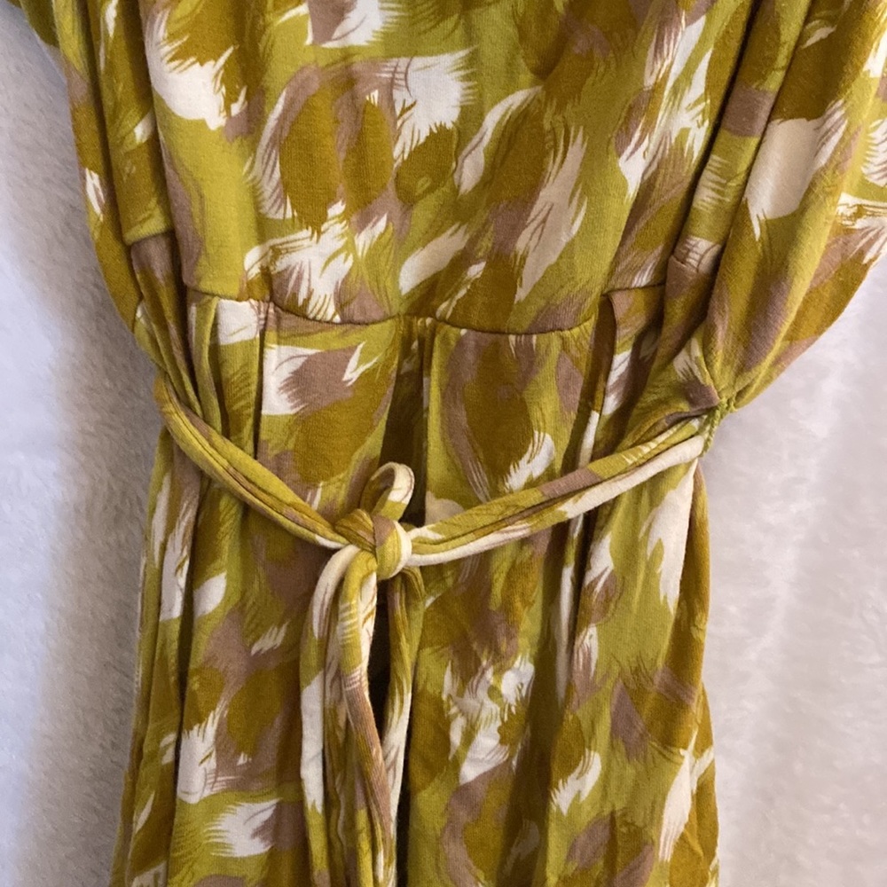 Sleeveless dress with ruffled neckline. - Picture 2 of 8